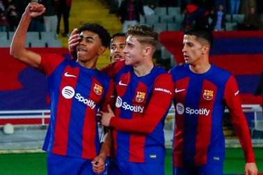Tài năng trẻ 17 tuổi giúp Barcelona bám đuổi đội đầu bảng Real Madrid