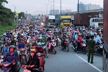 Tài xế dừng xe giữa đường “đấu khẩu”, giao thông ùn ứ