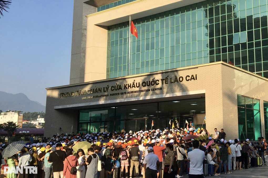 Nghỉ lễ, hàng nghìn người xếp hàng qua cửa khẩu Lào Cai sang Trung Quốc - 1 Nghỉ lễ, hàng nghìn người xếp hàng qua cửa khẩu Lào Cai sang Trung Quốc - 1