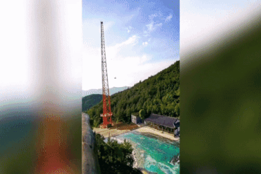 Người chơi gào khóc thảm thiết khi ngồi lên xích đu trên vách đá cao 700m