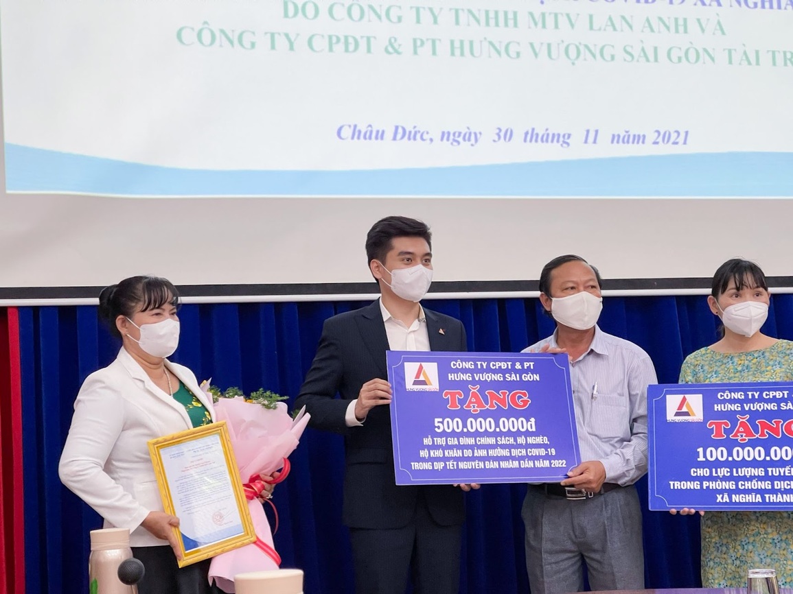 CEO Hưng Vượng Holdings trực tiếp trao tặng 6.000 bộ KIT test Covid-19 và kinh phí tới huyện Châu Đức - 3 CEO Hưng Vượng Holdings trực tiếp trao tặng 6.000 bộ KIT test Covid-19 và kinh phí tới huyện Châu Đức - 3