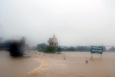 Xe chở Phó Giám đốc Sở Công thương Nghệ An bị lũ cuốn trôi