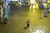 Dông lớn buổi tối, khắp TPHCM ngập lênh láng