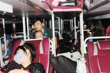 Xe "nhồi nhét" khách, đi đường tắt để né trạm kiểm tra