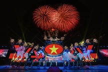 Du khách trải chiếu đợi xem pháo hoa chào mùa du lịch Sầm Sơn