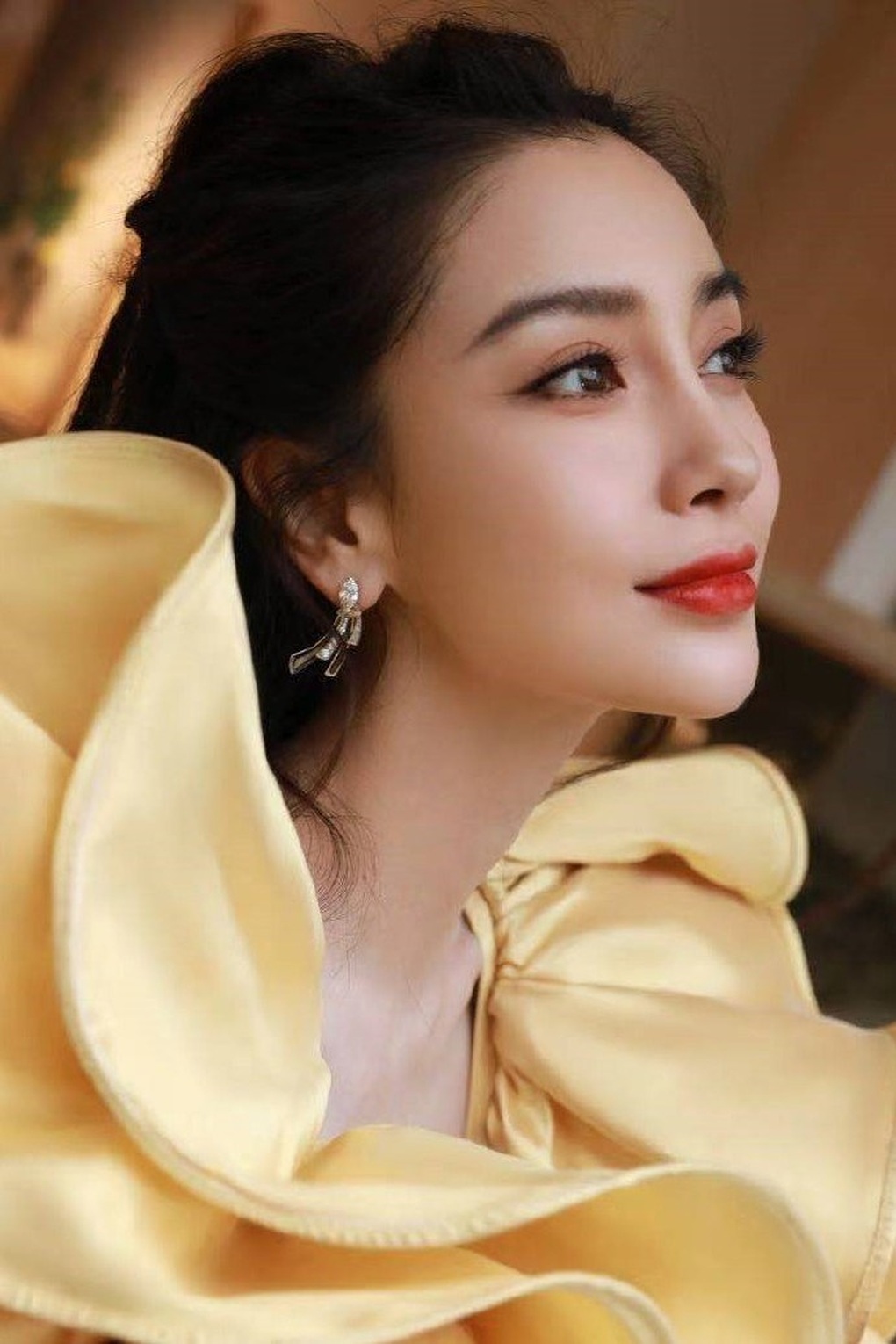 Một năm sau khi ly hôn Huỳnh Hiểu Minh, Angelababy sống thế nào? - 3