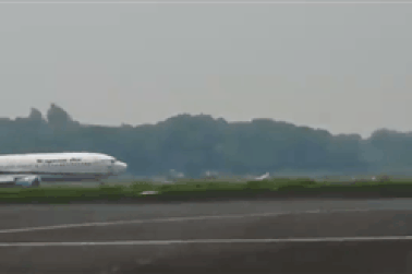 Máy bay Indonesia "mài bụng" xuống đường băng