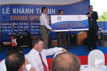 Thủ tướng Australia tham gia khánh thành nhà máy mạ