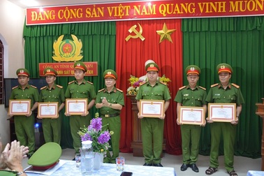 Khen thưởng đột xuất lực lượng công an phá nhiều vụ án ma túy