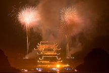 Hàng vạn người chen chân xem bắn pháo hoa tại chùa Tam Chúc