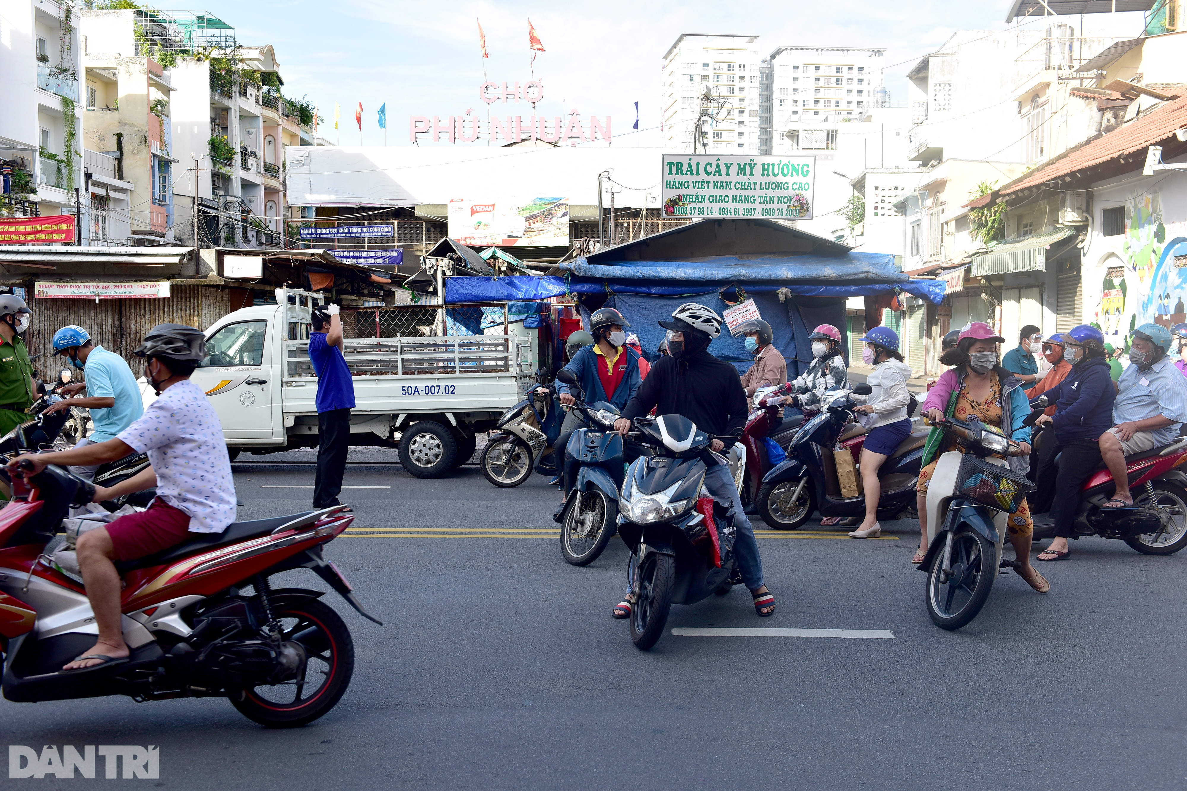 Đường phố Sài Gòn ùn ùn xe cộ, nhiều người bị xử phạt ra ngoài không lý do - 7 Đường phố Sài Gòn ùn ùn xe cộ, nhiều người bị xử phạt ra ngoài không lý do - 7