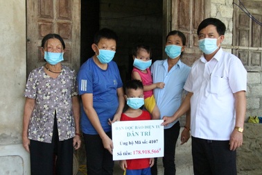 Trao gần 180 triệu đồng của bạn đọc giúp đỡ vợ chồng "song khổ"