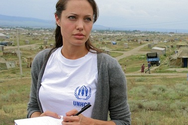 Angelina Jolie ngăn chặn bạo lực tình dục ở Bosnia