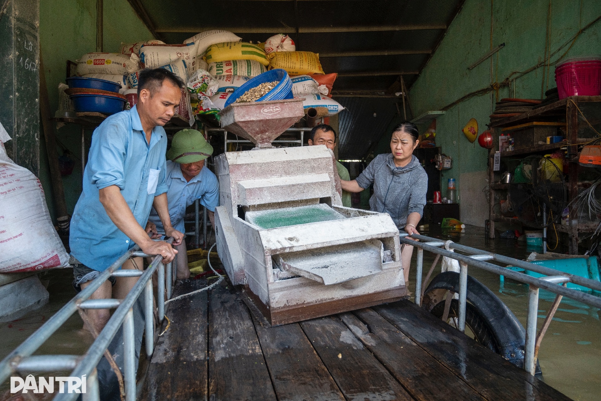 Hình ảnh Bắc Ninh ngập lụt chưa từng thấy, nước lũ dâng cao 3-4m - 10 Hình ảnh Bắc Ninh ngập lụt chưa từng thấy, nước lũ dâng cao 3-4m - 10