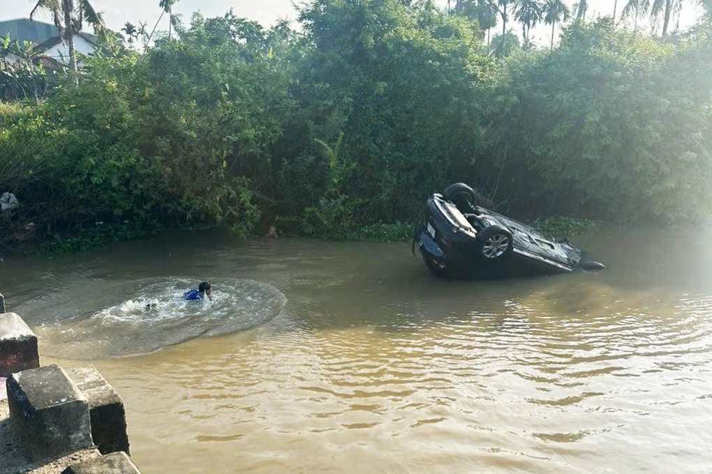 Bé 30 tháng tuổi và ông ngoại thoát chết thần kỳ khi ô tô lao xuống sông - 1 Bé 30 tháng tuổi và ông ngoại thoát chết thần kỳ khi ô tô lao xuống sông - 1