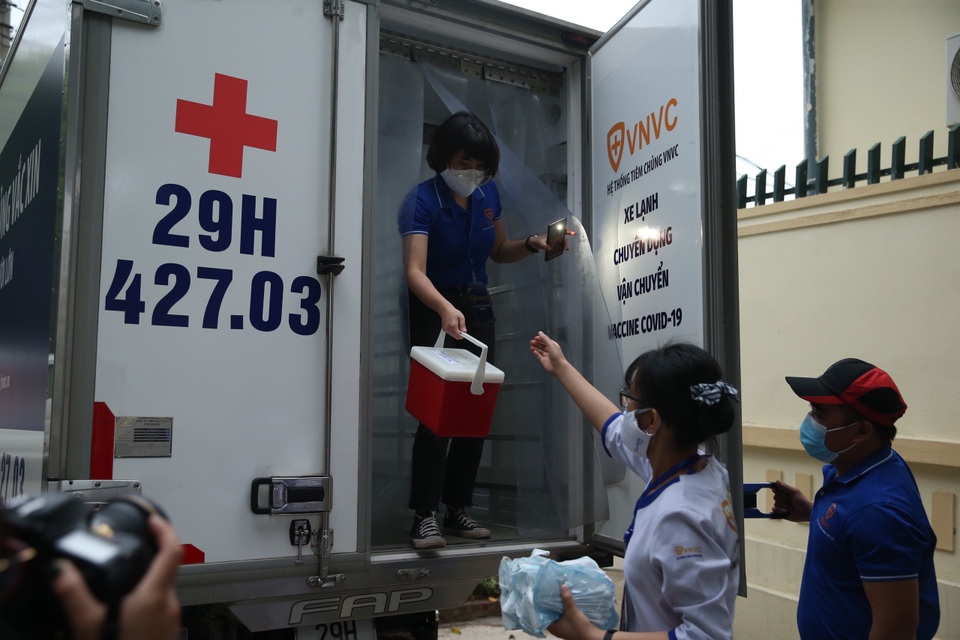 Những hình ảnh ấn tượng trong buổi tiêm chủng vắc xin Covid-19 sáng 8/3 - 3 Những hình ảnh ấn tượng trong buổi tiêm chủng vắc xin Covid-19 sáng 8/3 - 3