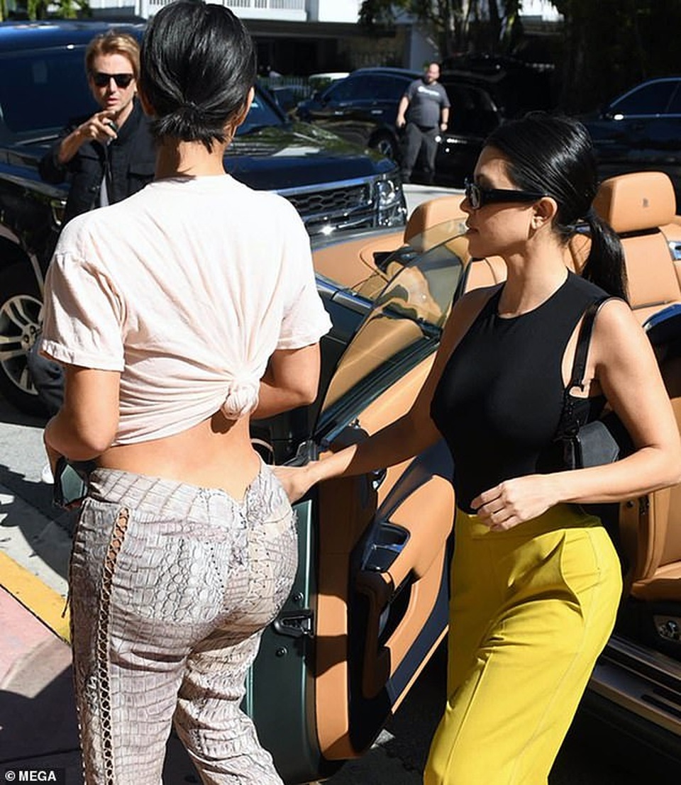 Kim Kardashian khoe thân hình đồng hồ cát trên phố - 3 Kim Kardashian khoe thân hình đồng hồ cát trên phố - 3
