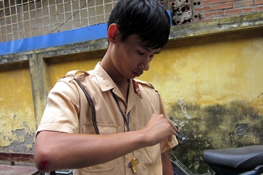 Hà Nội: Vừa bị 141 bắt vì tàng trữ súng đã lại hành hung CSGT