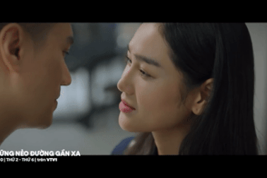 Hậu trường cảnh cảnh Việt Anh ôm hôn bạn diễn kém 18 tuổi ở phòng khách