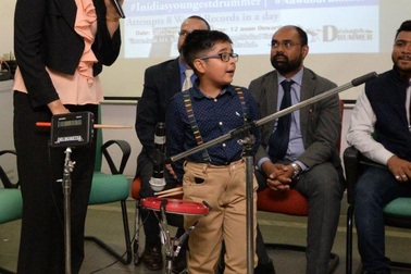 Bé 6 tuổi phá kỷ lục đánh trống nhanh nhất thế giới