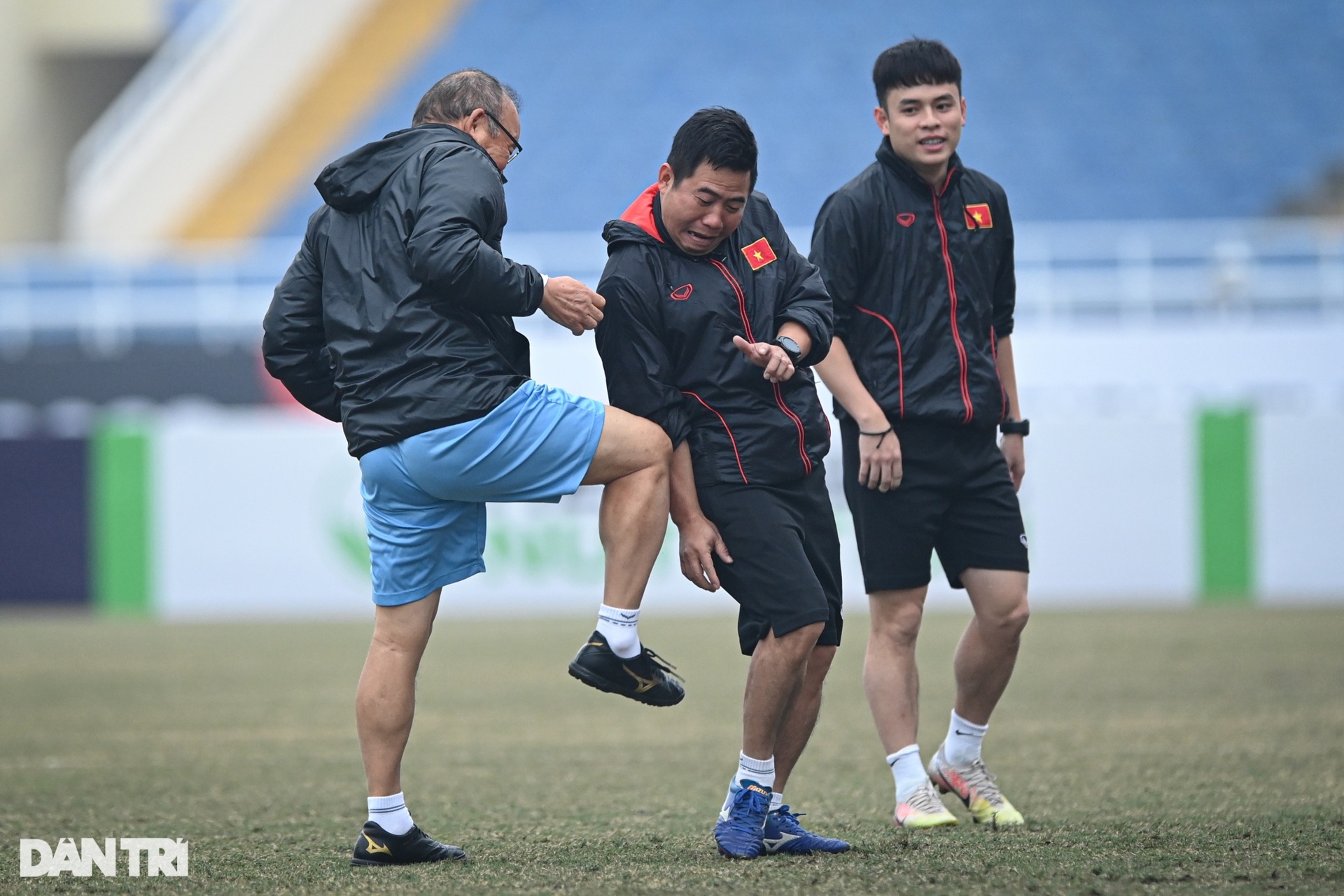 HLV Park và các học trò thoải mái tâm lý trước trận tái đấu Indonesia - 4