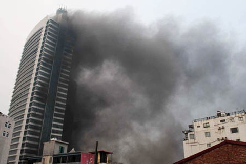 Xem cột khói khổng lồ bao trùm tòa tháp EVN