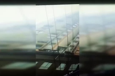 Bé gái đứng dậy đi lại bình thường sau khi bị rơi từ tầng 26