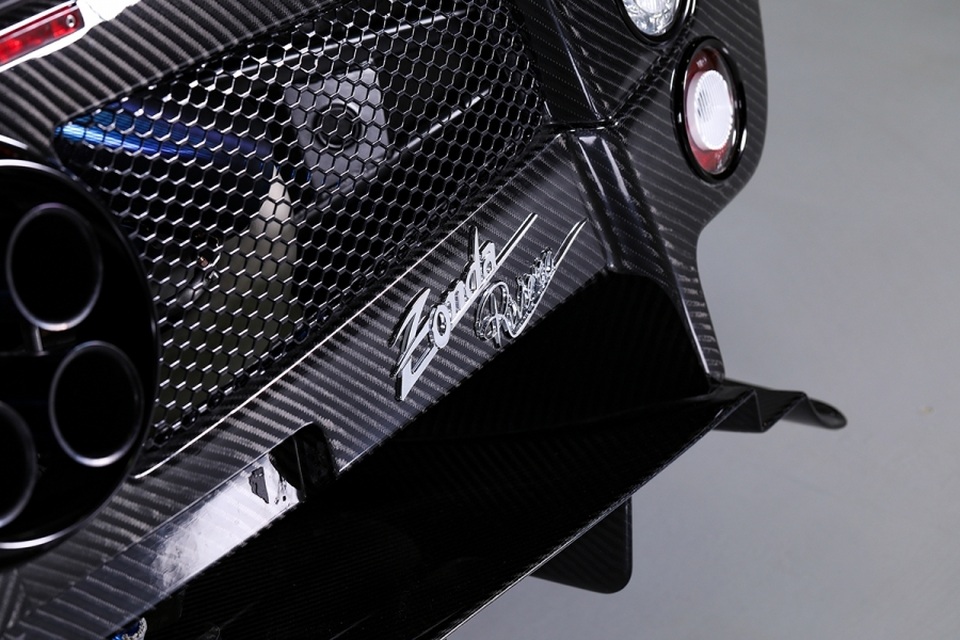 Cận cảnh siêu xe Pagani Zonda Riviera độc nhất giá 5,5 triệu USD - 6 Cận cảnh siêu xe Pagani Zonda Riviera độc nhất giá 5,5 triệu USD - 6