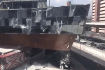 Kinh hoàng khoảnh khắc trung tâm thương mại hạng sang mới khai trương đã đổ sập