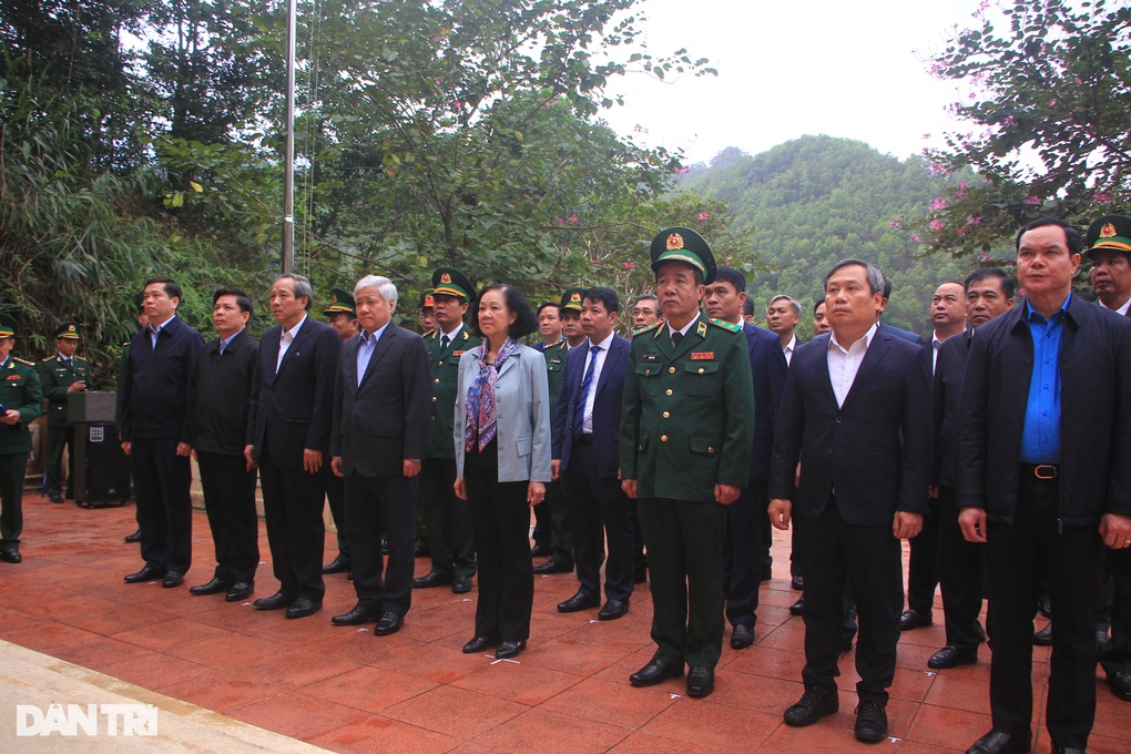 Niềm vui Tết sớm đến với chiến sỹ và người dân vùng biên giới - 1 Niềm vui Tết sớm đến với chiến sỹ và người dân vùng biên giới - 1