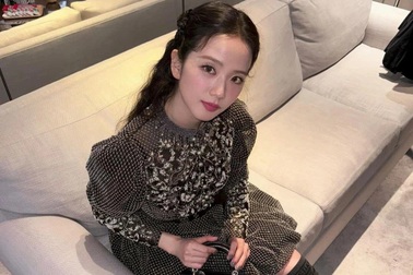 Jisoo luôn diện đồ đắt đỏ tại sự kiện, có lần đeo vòng trị giá 1 triệu USD