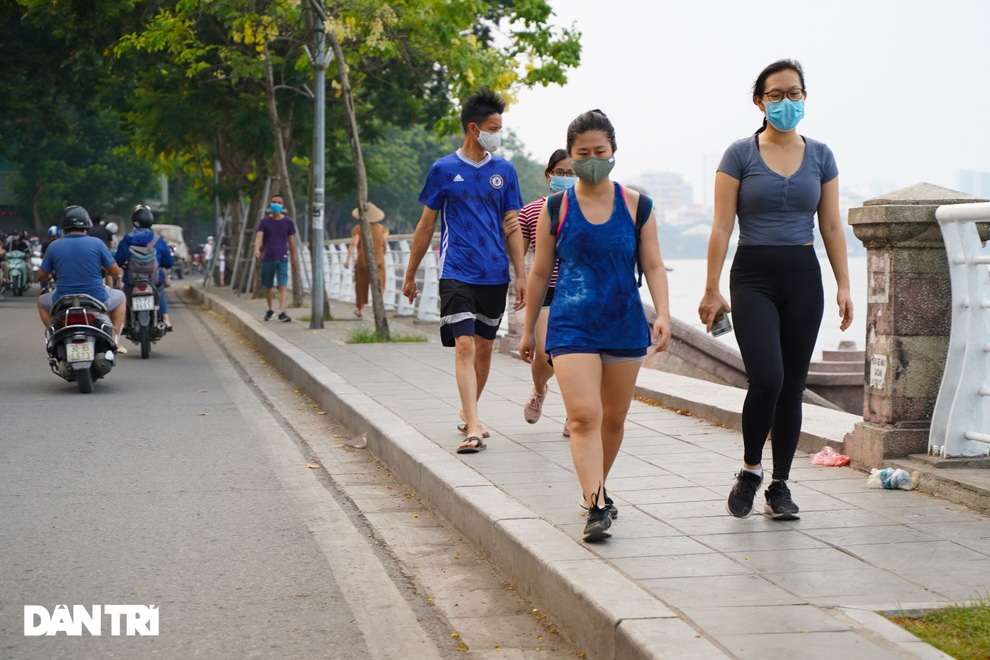 Hồ Gươm bị cấm, dân Hà Nội đổ ra chật kín đường ven hồ Tây đạp xe, chạy bộ - 4 Hồ Gươm bị cấm, dân Hà Nội đổ ra chật kín đường ven hồ Tây đạp xe, chạy bộ - 4