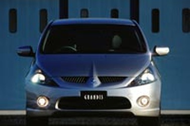 Thị trường ôtô tiến trong thế... lùi