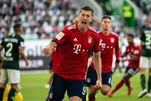 Lewandowski lập cú đúp, Bayern Munich tạm thoát khỏi khủng hoảng