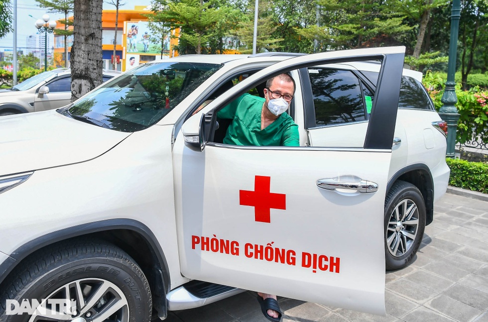 Vị chủ tịch trốn vợ vào tâm dịch làm tài xế chuyến xe 0 đồng - 9 Vị chủ tịch trốn vợ vào tâm dịch làm tài xế chuyến xe 0 đồng - 9