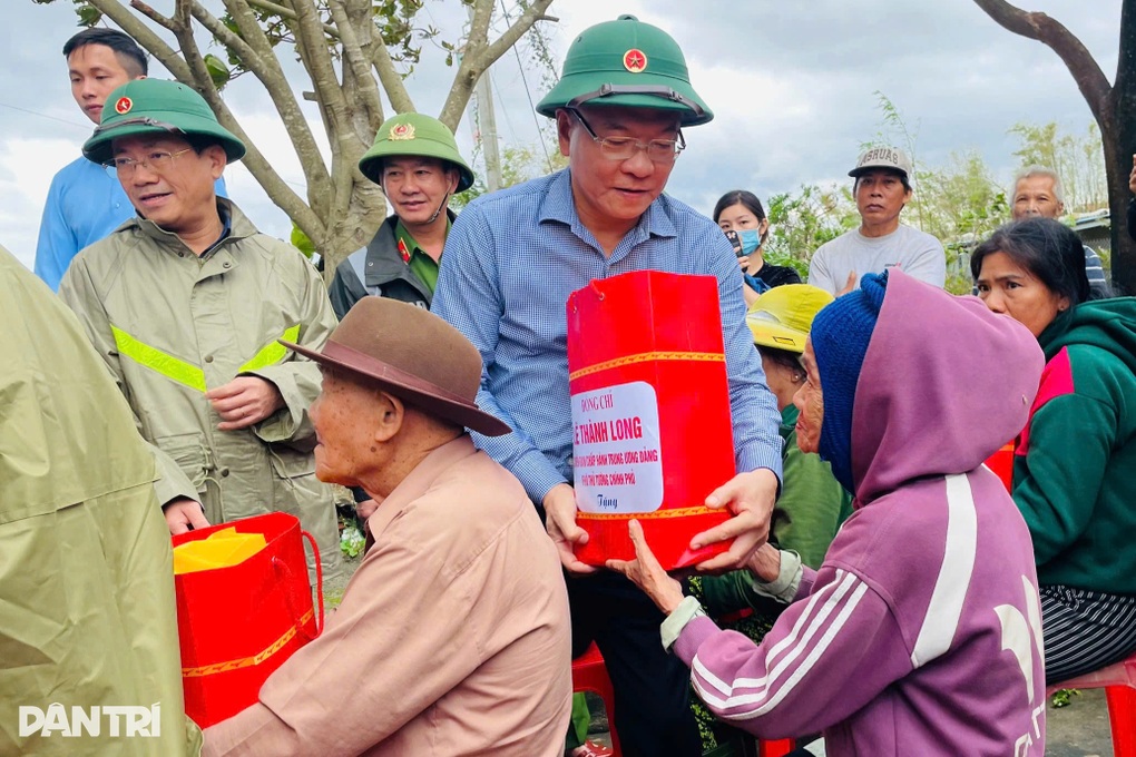 Phó Thủ tướng Lê Thành Long kiểm tra sự cố đê vỡ, thăm hỏi bà con vùng lũ - 2 Phó Thủ tướng Lê Thành Long kiểm tra sự cố đê vỡ, thăm hỏi bà con vùng lũ - 2