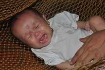 Tiếng khóc thảm thiết của bé 4 tháng tuổi bị tim bẩm sinh vừa mất bố