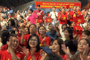 dem-trang-nhieu-cam-xuc-truoc-ngay-tong-duyet-dieu-binh-dieu-hanh-a80gif-1756488348159.gif