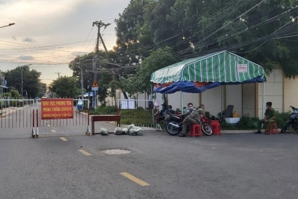 Người phụ nữ lao vào chốt kiểm dịch, giật cầu vai, cắn chảy máu tay công an - 2 Người phụ nữ lao vào chốt kiểm dịch, giật cầu vai, cắn chảy máu tay công an - 2