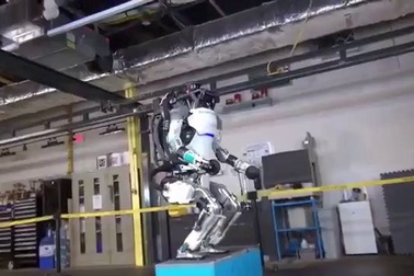 Robot Atlas biểu diễn những cú nhảy chuẩn xác và khả năng giữ thăng bằng tuyệt vời.