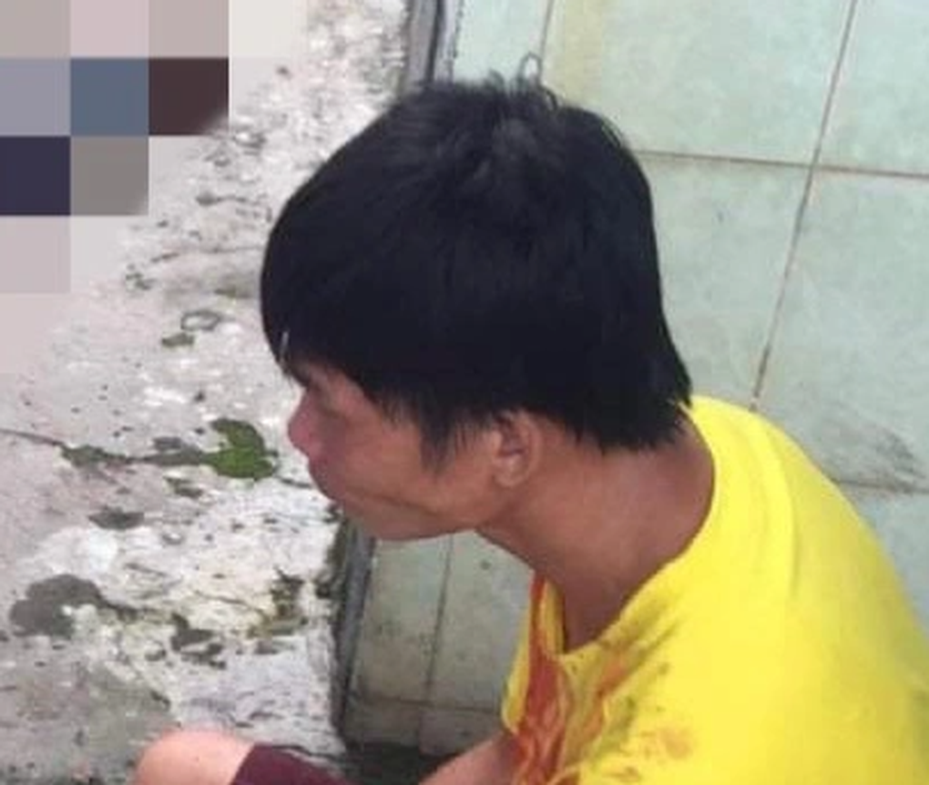 Đâm chết bạn nhậu rồi ngồi bên cạnh thi thể nạn nhân - 1