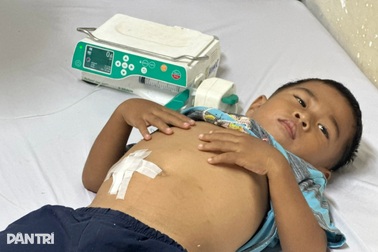 Cậu bé mắc bệnh hiểm nghèo: "Con sợ kim tiêm, con sợ đau lắm mẹ ơi!"