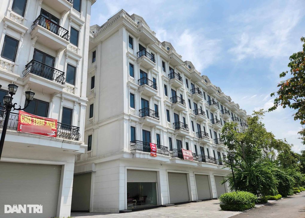Shophouse, liền kề giá cả chục tỷ đồng treo biển cho thuê nát bươm vẫn ế - 1 Shophouse, liền kề giá cả chục tỷ đồng treo biển cho thuê nát bươm vẫn ế - 1