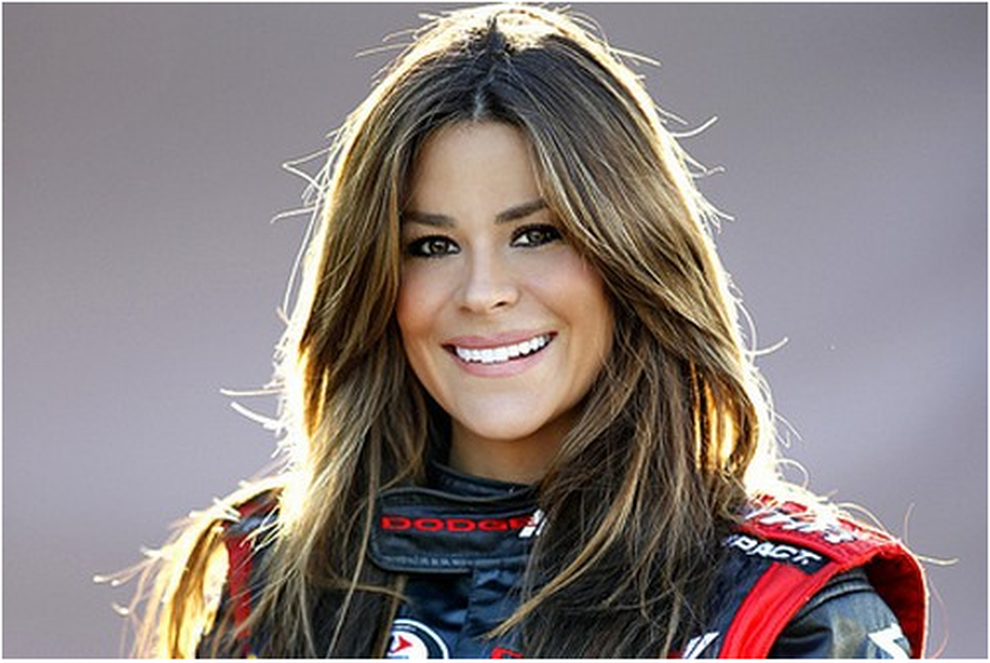 Những kiều nữ xinh đẹp bốc lửa của đường đua thế giới - 2