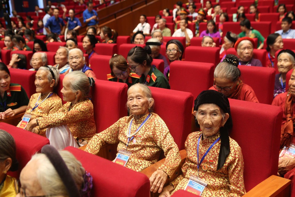 “Dân tộc tôi khi đứng dậy làm người là đứng theo dáng Mẹ!” - 14 “Dân tộc tôi khi đứng dậy làm người là đứng theo dáng Mẹ!” - 14