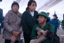 Tân binh Hà Nội bịn rịn cho con gái 9 tháng tuổi ăn sữa trước khi nhập ngũ