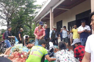 Nước sạch và thực phẩm cho vùng lũ, cần suy nghĩ thêm cho người nhận tiếp tế