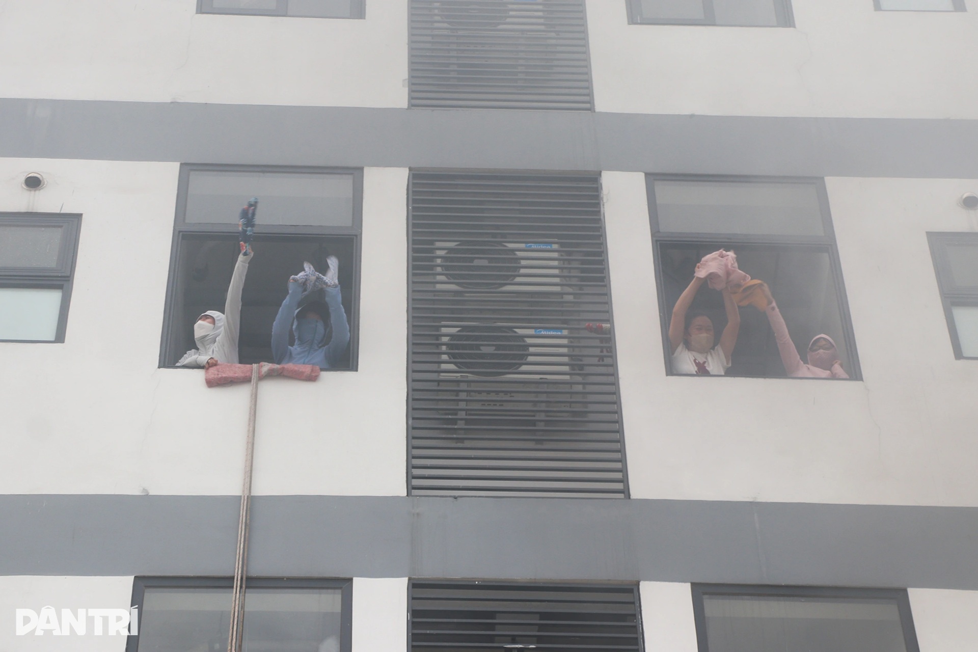 Diễn tập tình huống cháy khu ký túc có 600 công nhân - 7 Diễn tập tình huống cháy khu ký túc có 600 công nhân - 7