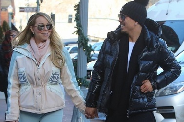 Mariah Carey hạnh phúc nắm tay người tình trẻ trên phố