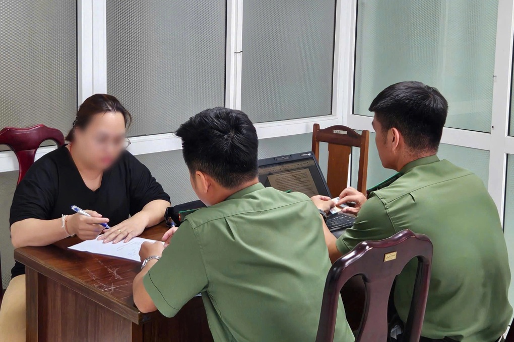 Vạch trần các bác sĩ rởm sau tấm biển “y đức hàng đầu, vươn tầm thế giới” - 2 Vạch trần các bác sĩ rởm sau tấm biển “y đức hàng đầu, vươn tầm thế giới” - 2